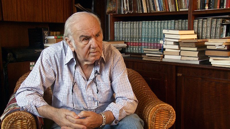 In this interview, Antonio Dal Masetto, writer of Italian origin, describes how his family emigrated from Intra-Verbania Lago Maggiore, and, once in Argentina, how he did everything to become a true Argentinian as soon as possible. 
