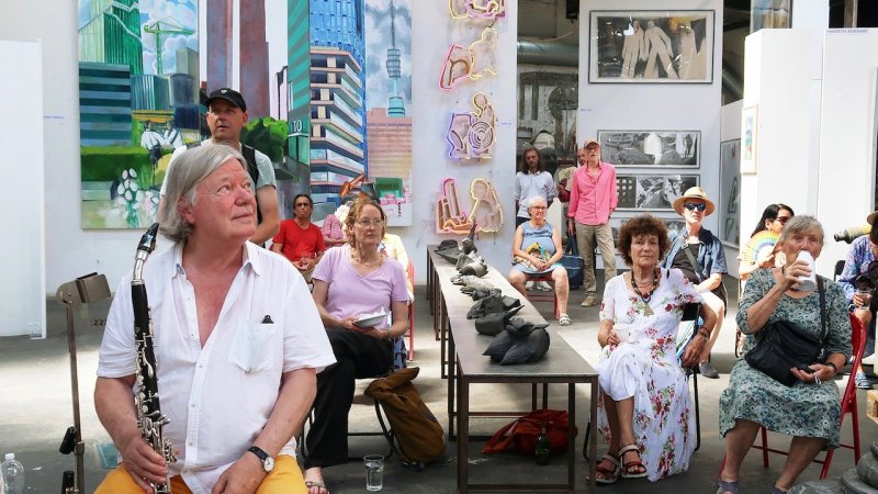 On June 29, Art Dock Zurich opens the «Neue Impulse» exhibition, heralding the hot summer of 2025. To the unconventional sounds of the duo Krak, the large audience wandered through the show, which extended out onto the huge terrace. It will run until September 27, 2025, and each season a few dozen more artists will be given the opportunity to show their works in the spacious hall - a remnant of the former freight depot.
Art Dock Zurich, Hohlstrasse 258, near Hardplatz