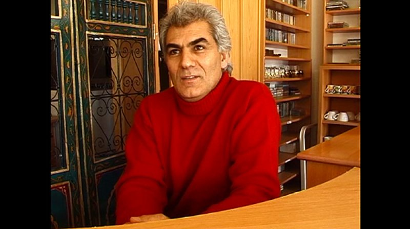 Nihat Baran ran a music store in Zurich-Wiedikon where he organized concerts and teached music on various instruments. The video also shows him during the recordings of his CD «Harabat».
