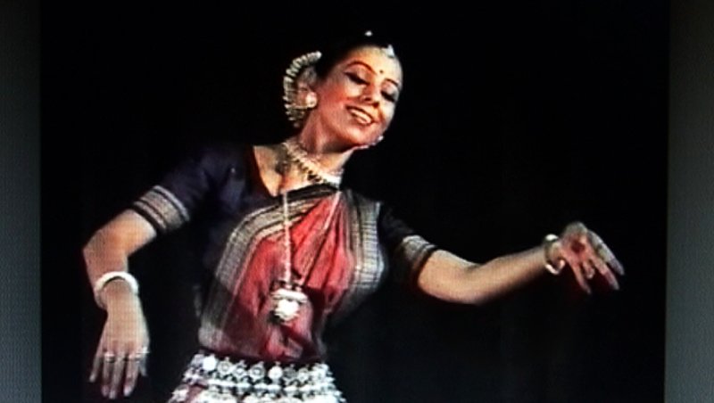 Being an outstanding representative of the classical Indian Odissi dance style, Monica Singh, in the video realized in 2008 gives an insight into the over 2000 years old dance tradition. She started her dance education at the age of 6. In 1999 she turned towards the Odissi style. She performed all over India, in Bangladesh, France, Nepal, Russia, Sweden, Switzerland and many other countries. In Delhi she was teaching Odissi Dance at schools and in her own studio. Today the artist lives and teaches in Australia. For Monica Singh the performing art is a way to fill the human soul with divine healing power, for the benefit of practicioners and spectators.