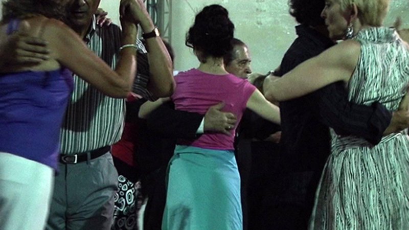 Elegante Paare auf dem Tanzparkett. Mit einem Kamerateam aus Buenos Aires hat Ines Anselmi ein paar Nächte in Tango-Lokalen der argentinischen Hauptstadt verbracht und in ihrer Reportage die Stimmung eingefangen.